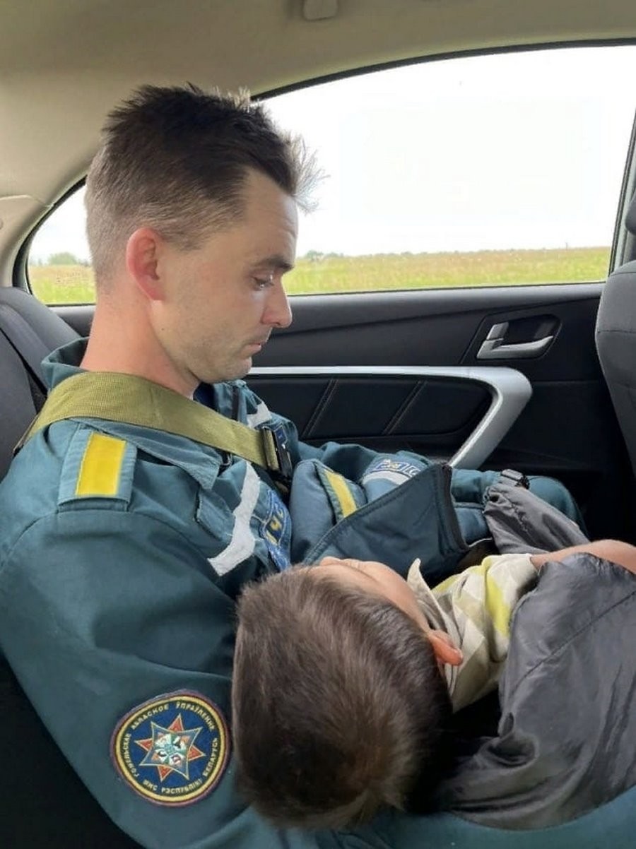 Пропавшего в Беларуси 3-летнего мальчика искали всю ночь и нашли в лесу