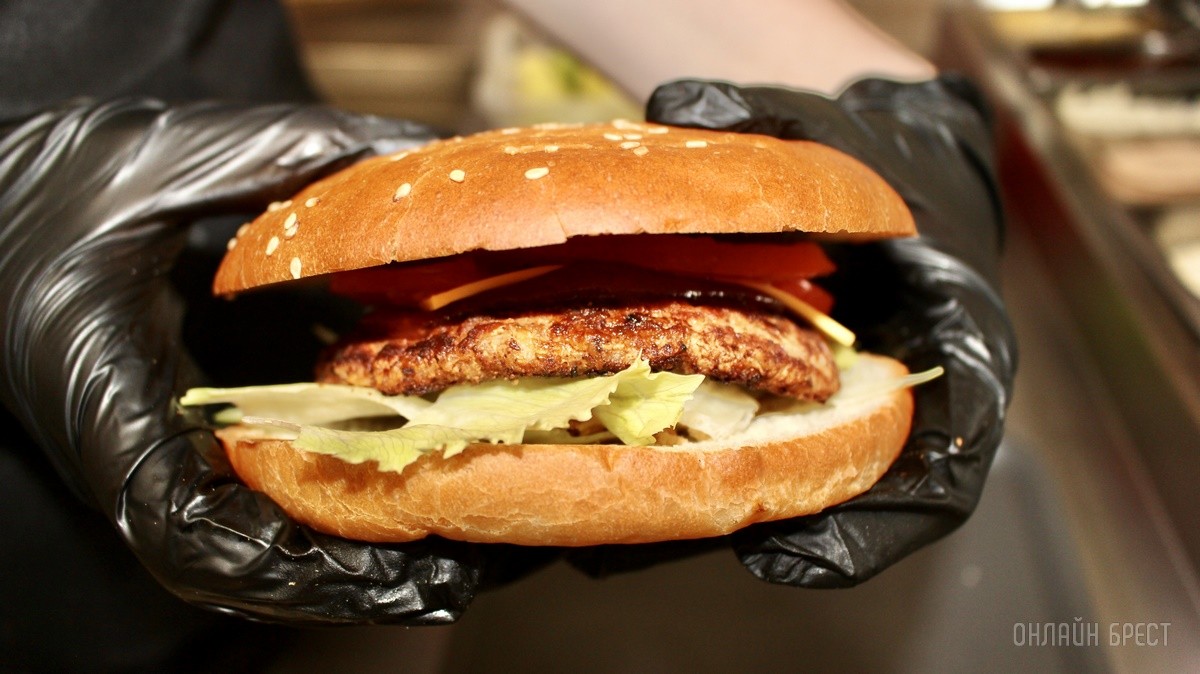 «BrestBurger» – незаменимая классика быстрого питания в Бресте. Вкусные бургеры, сэндвичи, роллы, трдельники теперь и в новом кафе в центре города