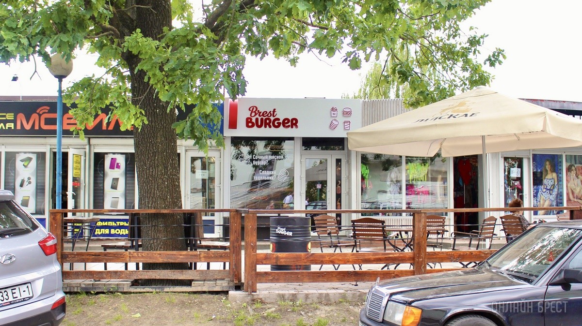 «BrestBurger» – незаменимая классика быстрого питания в Бресте. Вкусные бургеры, сэндвичи, роллы, трдельники теперь и в новом кафе в центре города