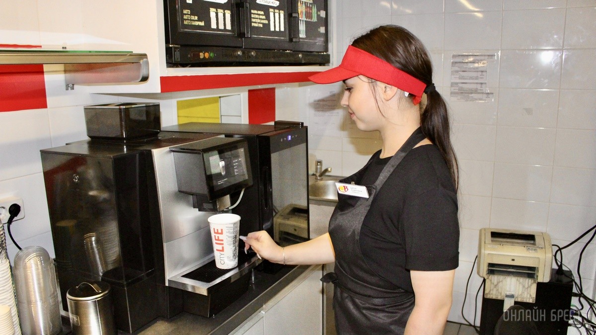 «BrestBurger» – незаменимая классика быстрого питания в Бресте. Вкусные бургеры, сэндвичи, роллы, трдельники теперь и в новом кафе в центре города