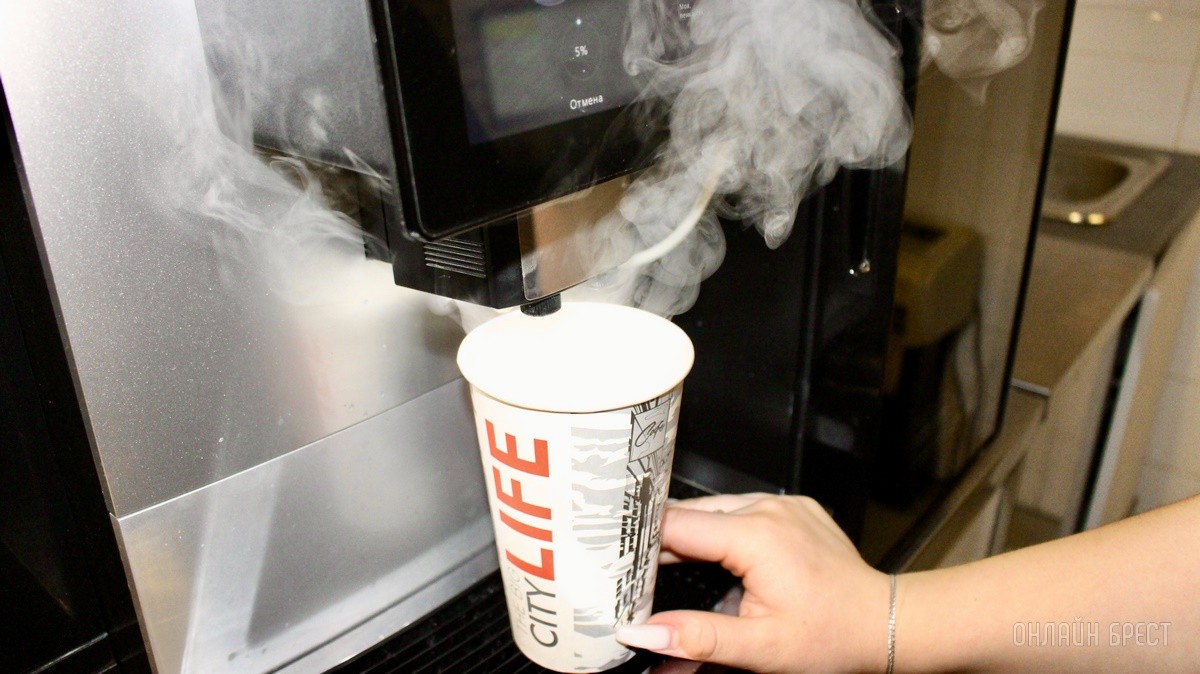 «BrestBurger» – незаменимая классика быстрого питания в Бресте. Вкусные бургеры, сэндвичи, роллы, трдельники теперь и в новом кафе в центре города