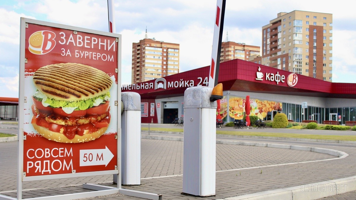 «BrestBurger» – незаменимая классика быстрого питания в Бресте. Вкусные бургеры, сэндвичи, роллы, трдельники теперь и в новом кафе в центре города