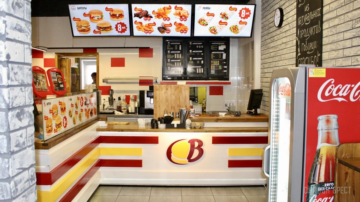 «BrestBurger» – незаменимая классика быстрого питания в Бресте. Вкусные бургеры, сэндвичи, роллы, трдельники теперь и в новом кафе в центре города