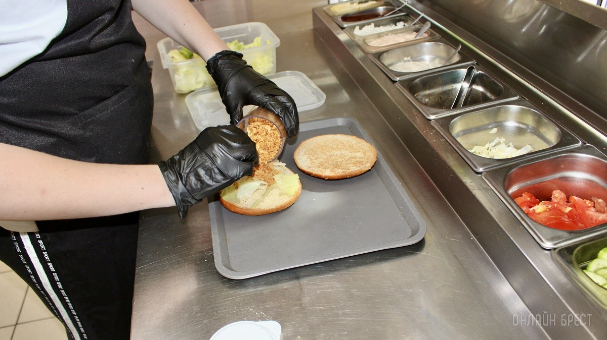 «BrestBurger» – незаменимая классика быстрого питания в Бресте. Вкусные бургеры, сэндвичи, роллы, трдельники теперь и в новом кафе в центре города