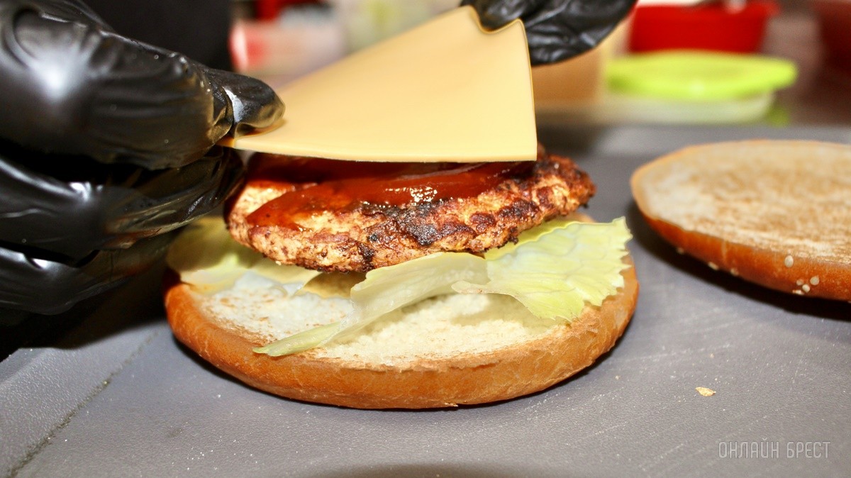 «BrestBurger» – незаменимая классика быстрого питания в Бресте. Вкусные бургеры, сэндвичи, роллы, трдельники теперь и в новом кафе в центре города