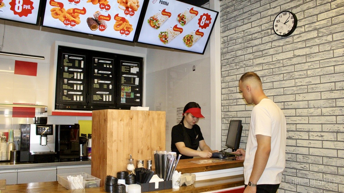 «BrestBurger» – незаменимая классика быстрого питания в Бресте. Вкусные бургеры, сэндвичи, роллы, трдельники теперь и в новом кафе в центре города