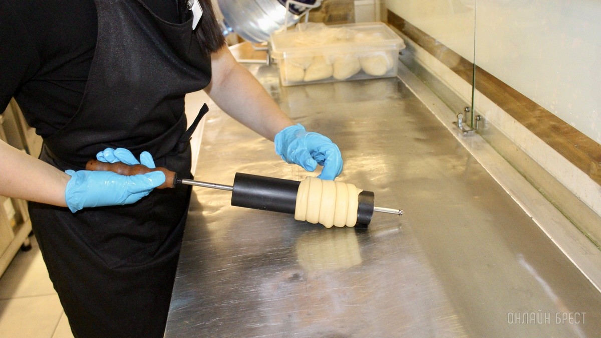 «BrestBurger» – незаменимая классика быстрого питания в Бресте. Вкусные бургеры, сэндвичи, роллы, трдельники теперь и в новом кафе в центре города