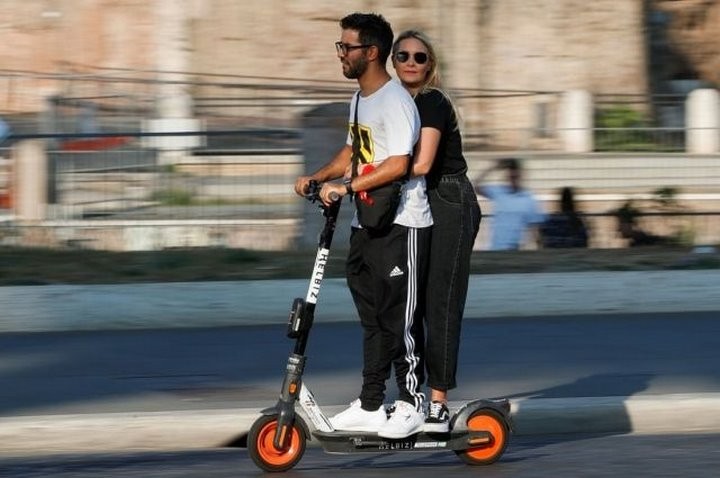 Можно ли ездить на самокате вдвоём? Житель Бреста интересуется
