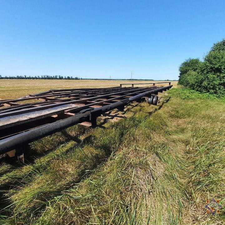 В Пинском районе загорелся прицеп с соломой
