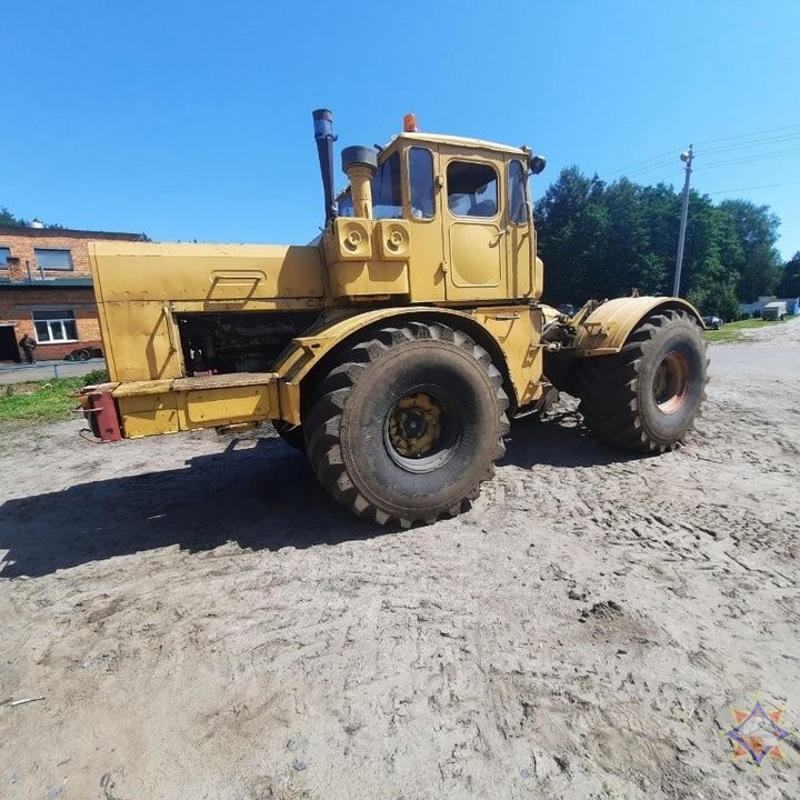 В Пинском районе загорелся прицеп с соломой