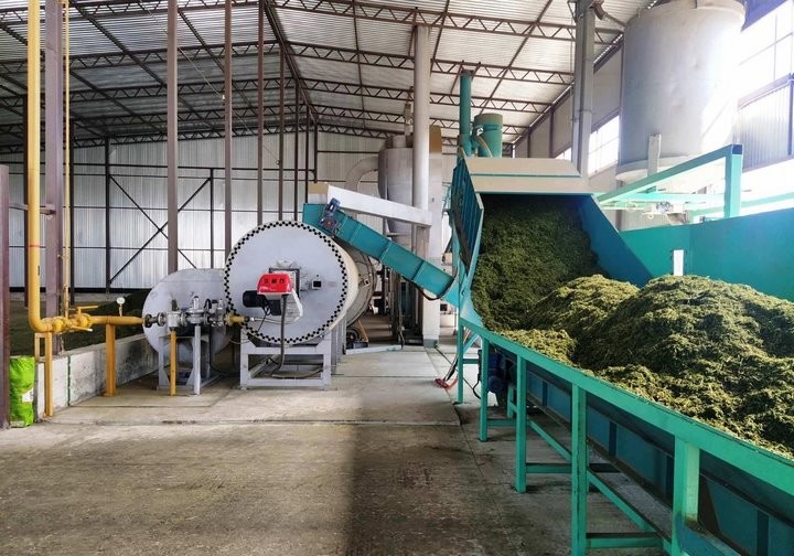 В Пинском районе показали, как работает инновационный цех по гранулированию травяных кормов