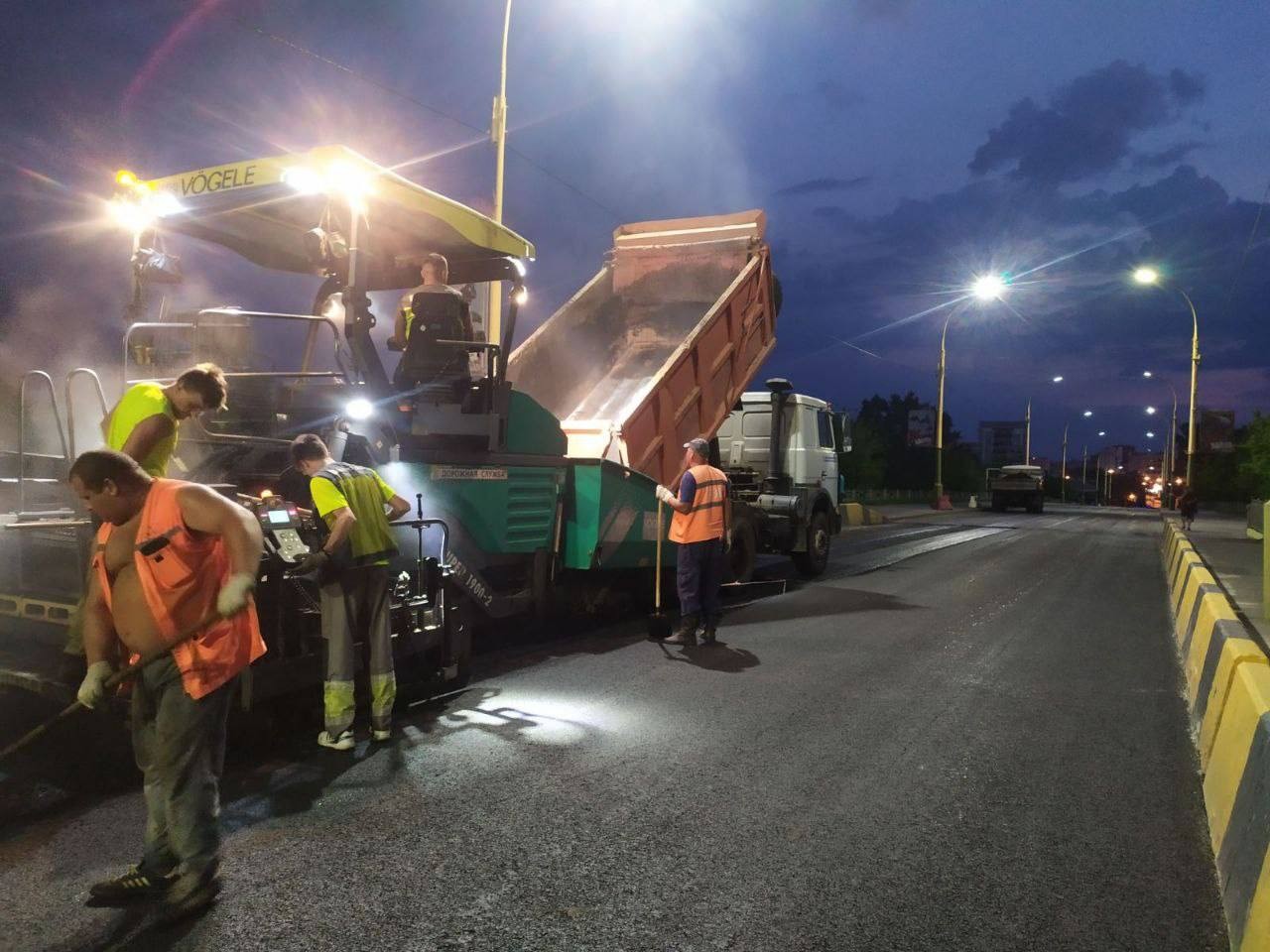 Дорожные службы сегодня ночью укладывали новое асфальтное покрытие на бульваре Шевченко и мосту через реку Мухавец