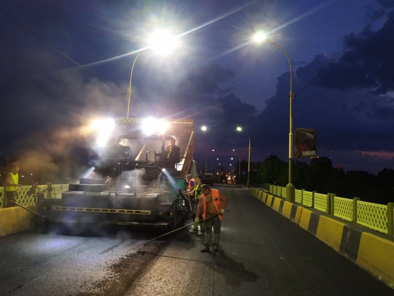 Дорожные службы сегодня ночью укладывали новое асфальтное покрытие на бульваре Шевченко и мосту через реку Мухавец