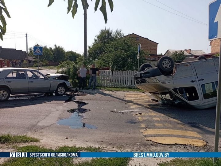 Mercedes перевернулся в Брестской области