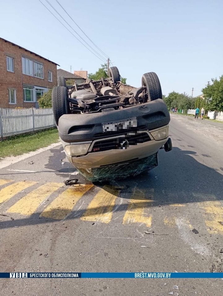 Mercedes перевернулся в Брестской области