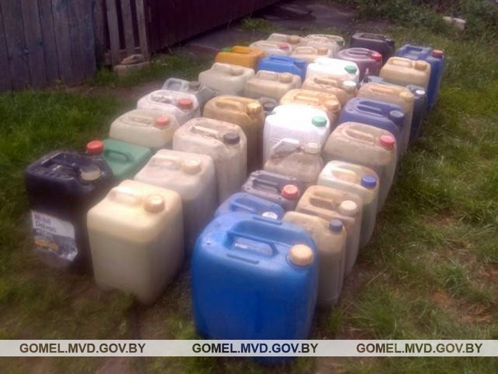 Более тонны окрашенного дизтоплива нашли дома у водителя автобуса