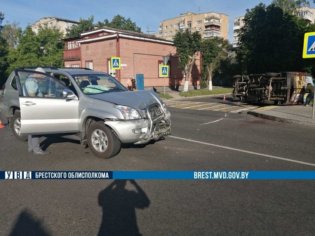 В Пинске «Мерседес» перевернулся от удара с «Тойотой»