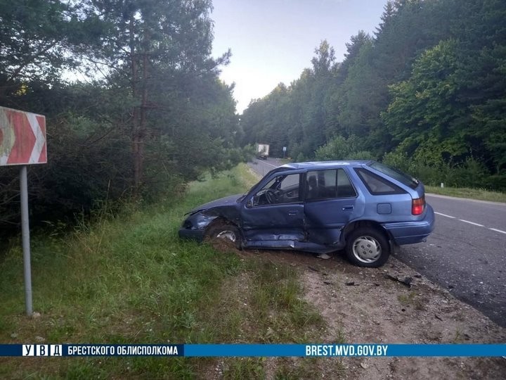 На Брестчине сильно столкнулись две легковушки. Кто виноват в ДТП?
