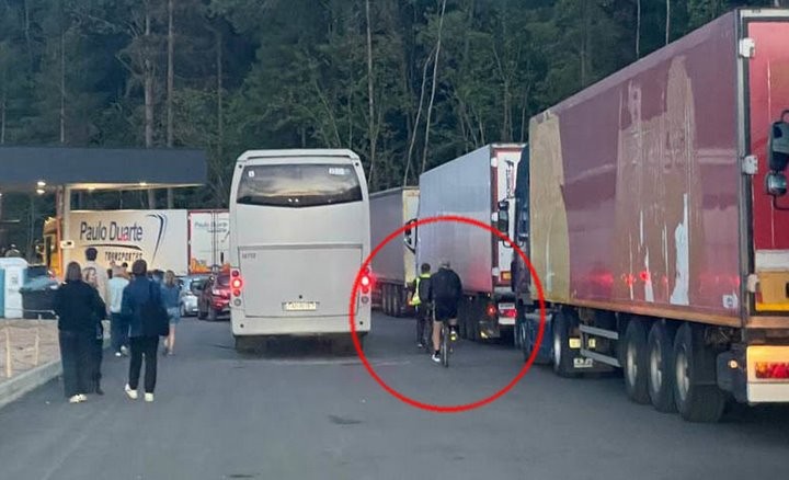 Кошмар и приколы на границе. Люди едут на великах, чтобы попасть без очереди