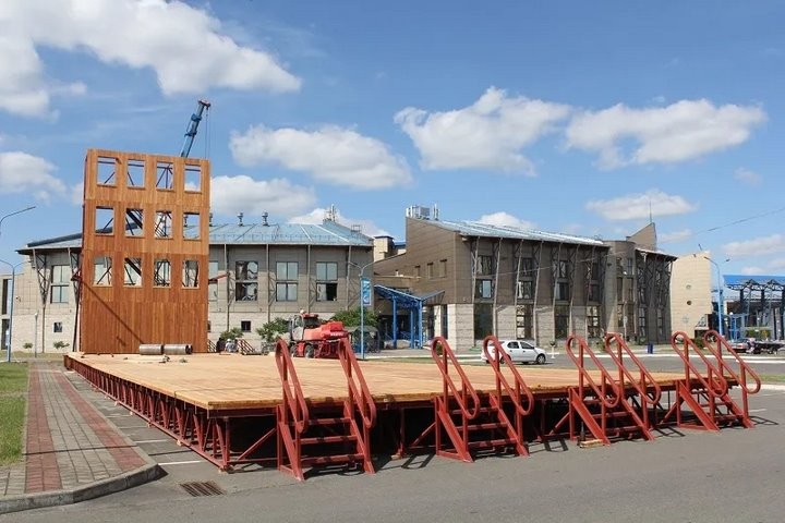 В Бресте на Гребном канале появилась необычная башня. Зачем ее возводят?