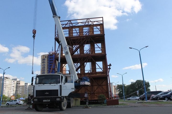В Бресте на Гребном канале появилась необычная башня. Зачем ее возводят?