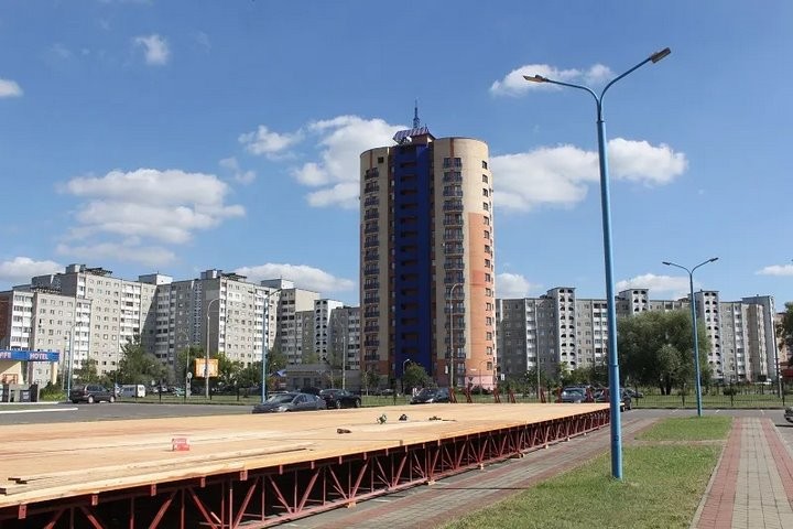 В Бресте на Гребном канале появилась необычная башня. Зачем ее возводят?