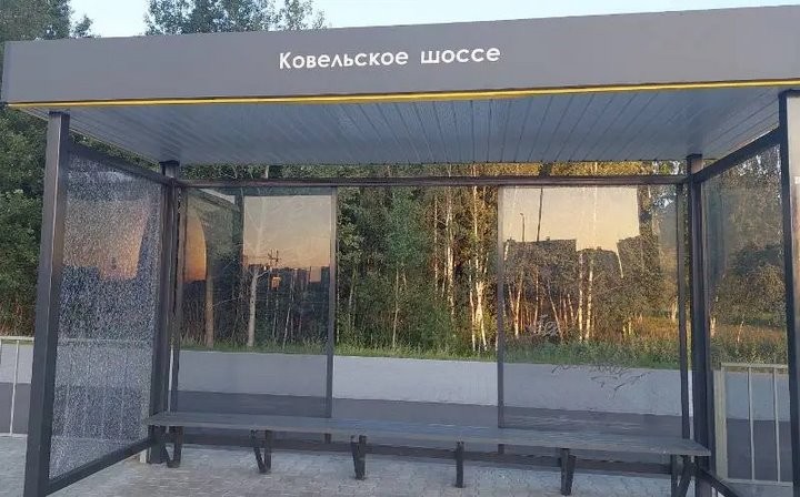 В Бресте вандалы разбили стекла на остановках