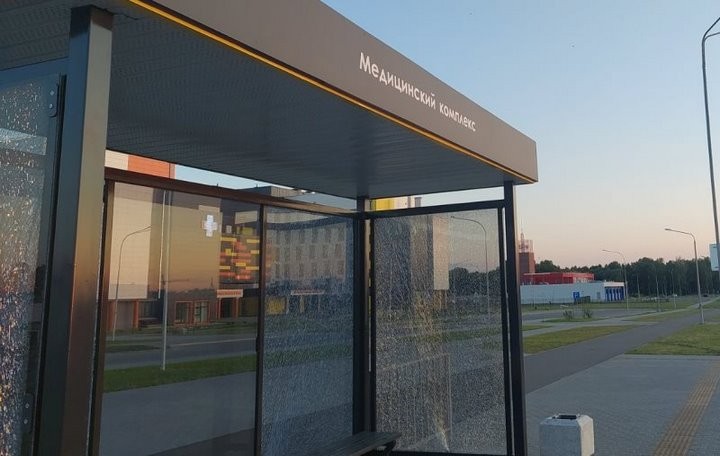 В Бресте вандалы разбили стекла на остановках