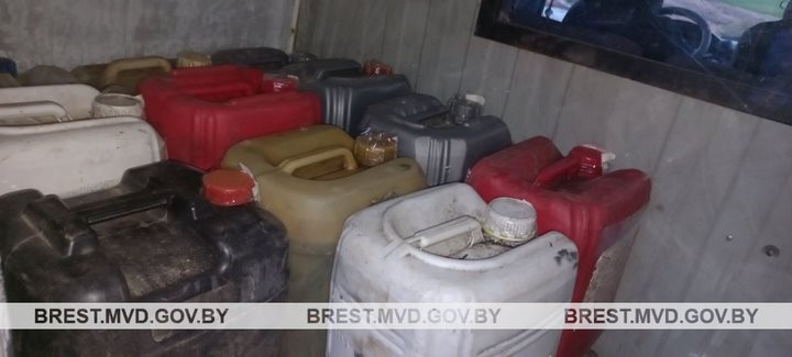 У жителя Каменецкого района обнаружили и изъяли 210 литров окрашенного дизельного топлива