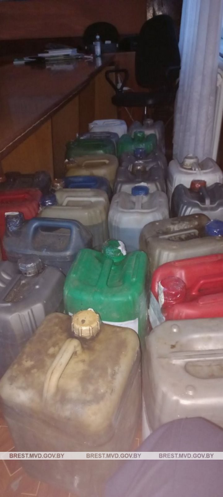 У жителя Каменецкого района обнаружили и изъяли 210 литров окрашенного дизельного топлива