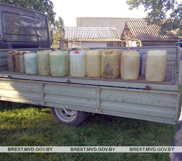 Сотни литров похищенного дизтоплива изъяли у двух механизаторов в Лунинецком и Столинском районах