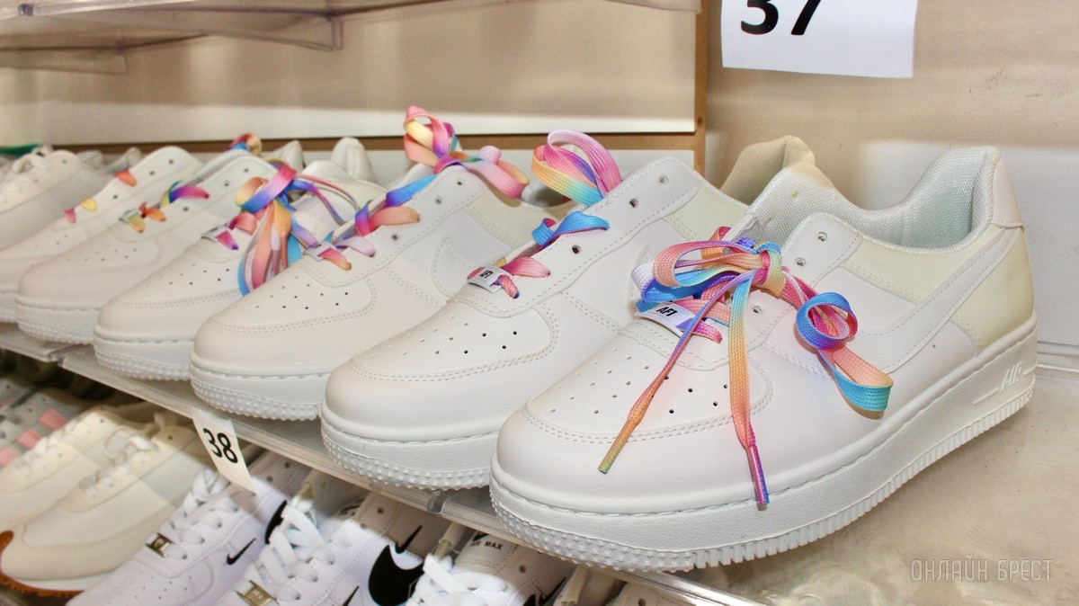 Что нового на просторах брестского магазина «Мегаполис»? Школьная форма, кроссовки, меняющие цвет на солнце, скидка 50% по красному ценнику