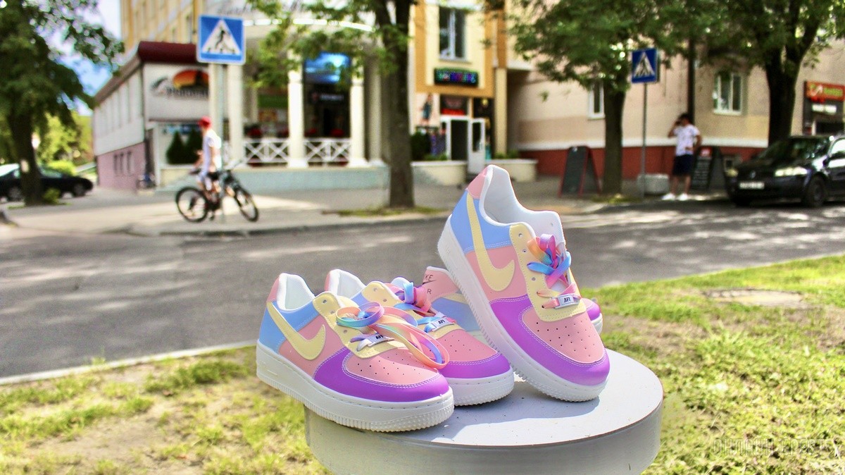 Что нового на просторах брестского магазина «Мегаполис»? Школьная форма, кроссовки, меняющие цвет на солнце, скидка 50% по красному ценнику