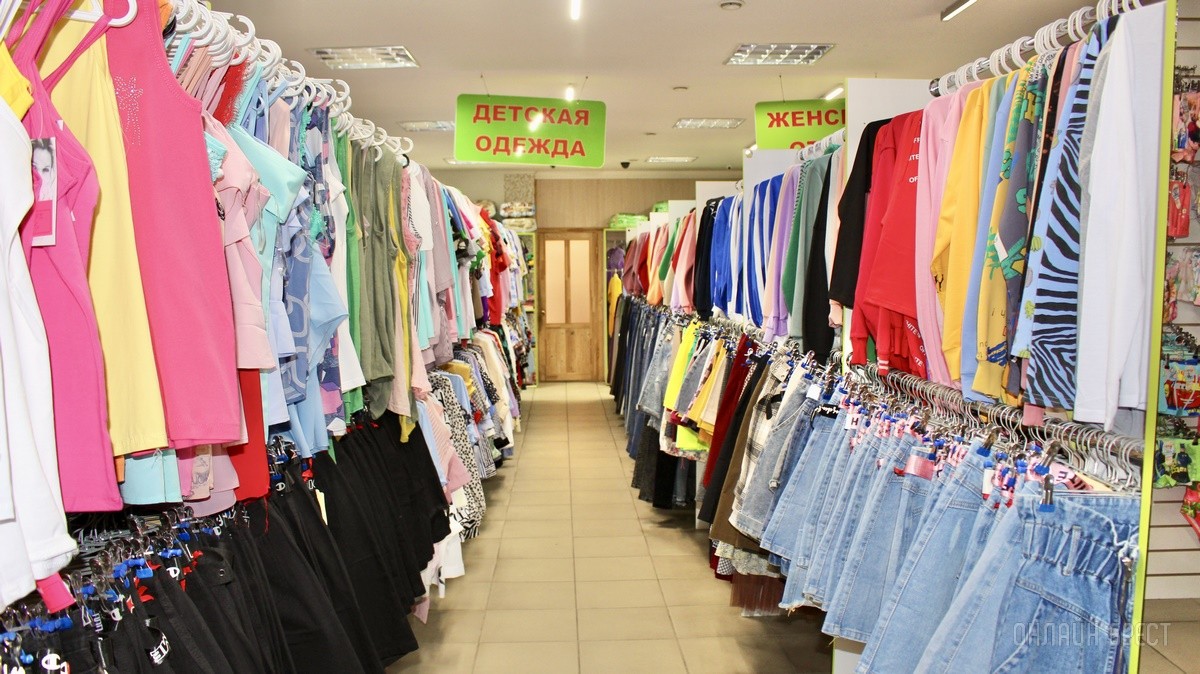 Что нового на просторах брестского магазина «Мегаполис»? Школьная форма, кроссовки, меняющие цвет на солнце, скидка 50% по красному ценнику