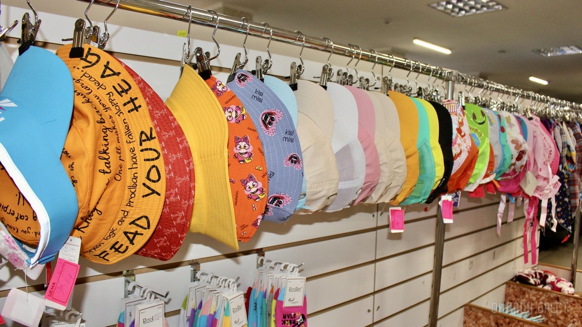 Что нового на просторах брестского магазина «Мегаполис»? Школьная форма, кроссовки, меняющие цвет на солнце, скидка 50% по красному ценнику