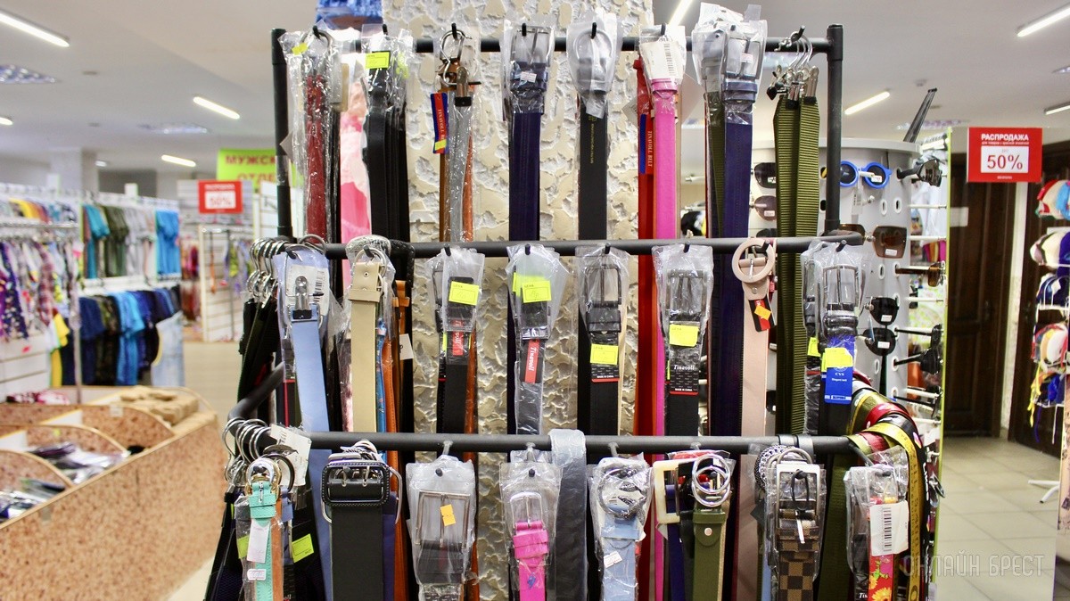 Что нового на просторах брестского магазина «Мегаполис»? Школьная форма, кроссовки, меняющие цвет на солнце, скидка 50% по красному ценнику