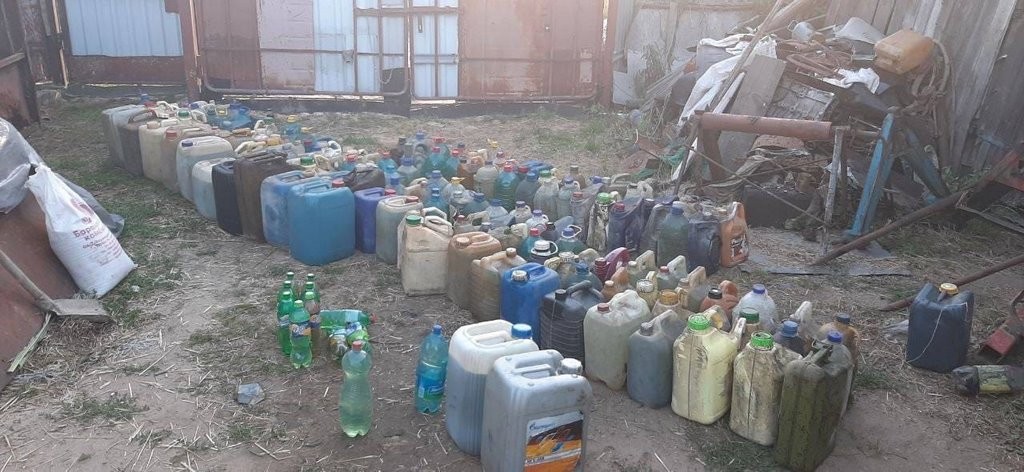 Десятки канистр и более 1000 литров окрашенного дизтоплива нашли у молодого тракториста из Брестской области