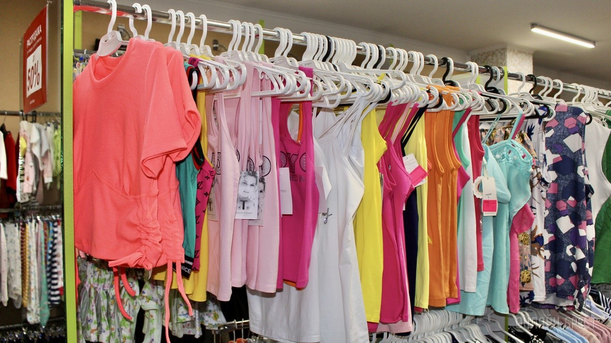 Что нового на просторах брестского магазина «Мегаполис»? Школьная форма, кроссовки, меняющие цвет на солнце, скидка 50% по красному ценнику