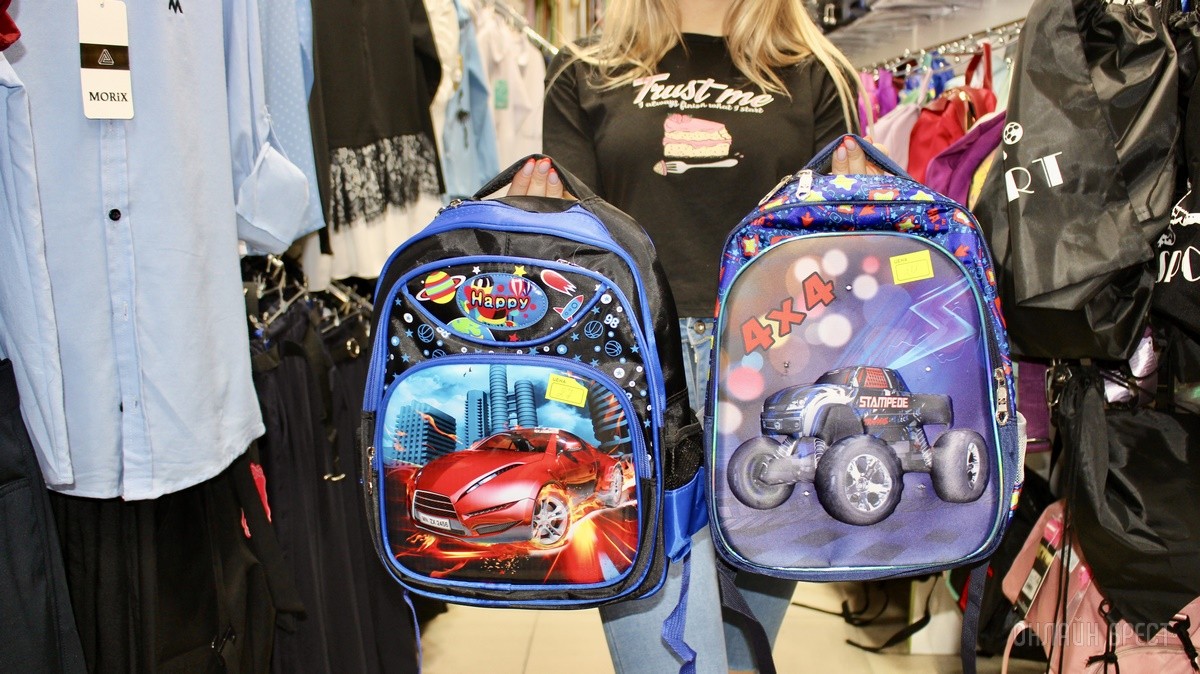 Что нового на просторах брестского магазина «Мегаполис»? Школьная форма, кроссовки, меняющие цвет на солнце, скидка 50% по красному ценнику