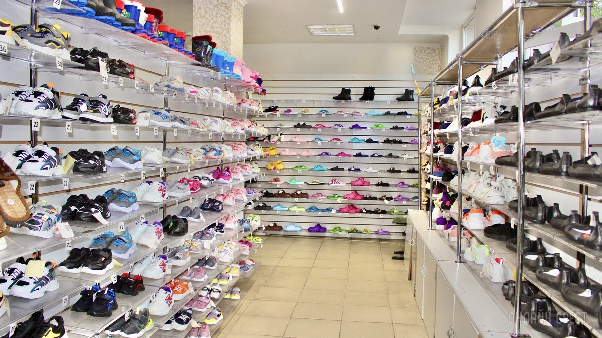 Что нового на просторах брестского магазина «Мегаполис»? Школьная форма, кроссовки, меняющие цвет на солнце, скидка 50% по красному ценнику