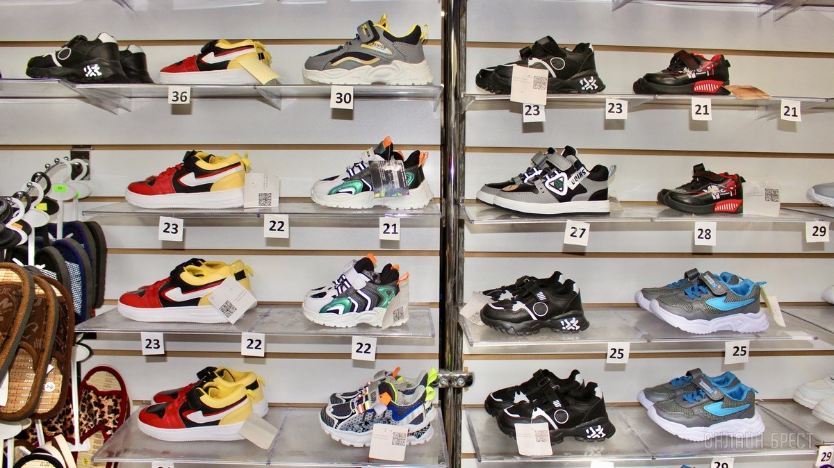 Что нового на просторах брестского магазина «Мегаполис»? Школьная форма, кроссовки, меняющие цвет на солнце, скидка 50% по красному ценнику