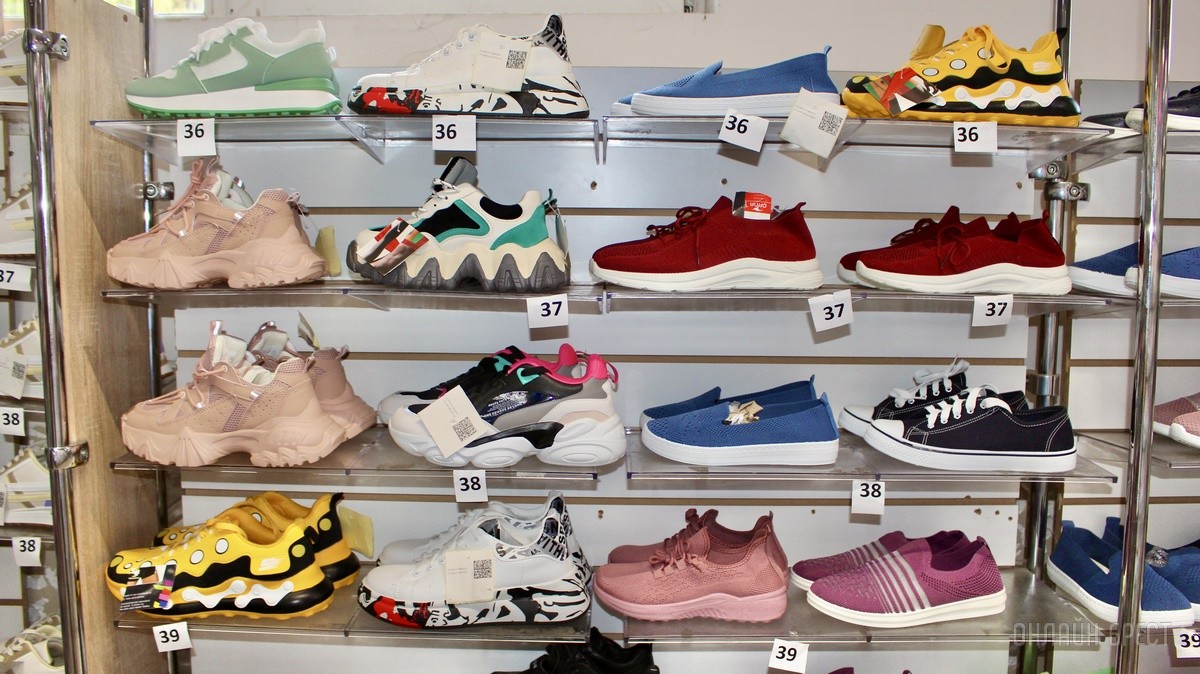 Что нового на просторах брестского магазина «Мегаполис»? Школьная форма, кроссовки, меняющие цвет на солнце, скидка 50% по красному ценнику