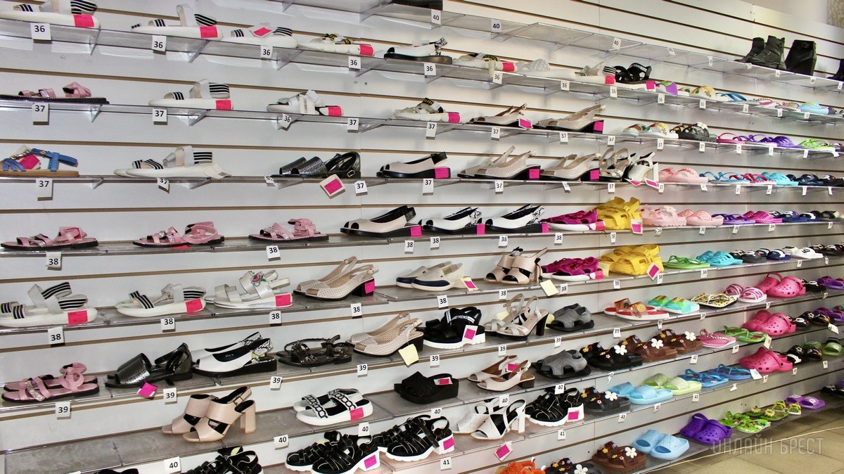 Что нового на просторах брестского магазина «Мегаполис»? Школьная форма, кроссовки, меняющие цвет на солнце, скидка 50% по красному ценнику
