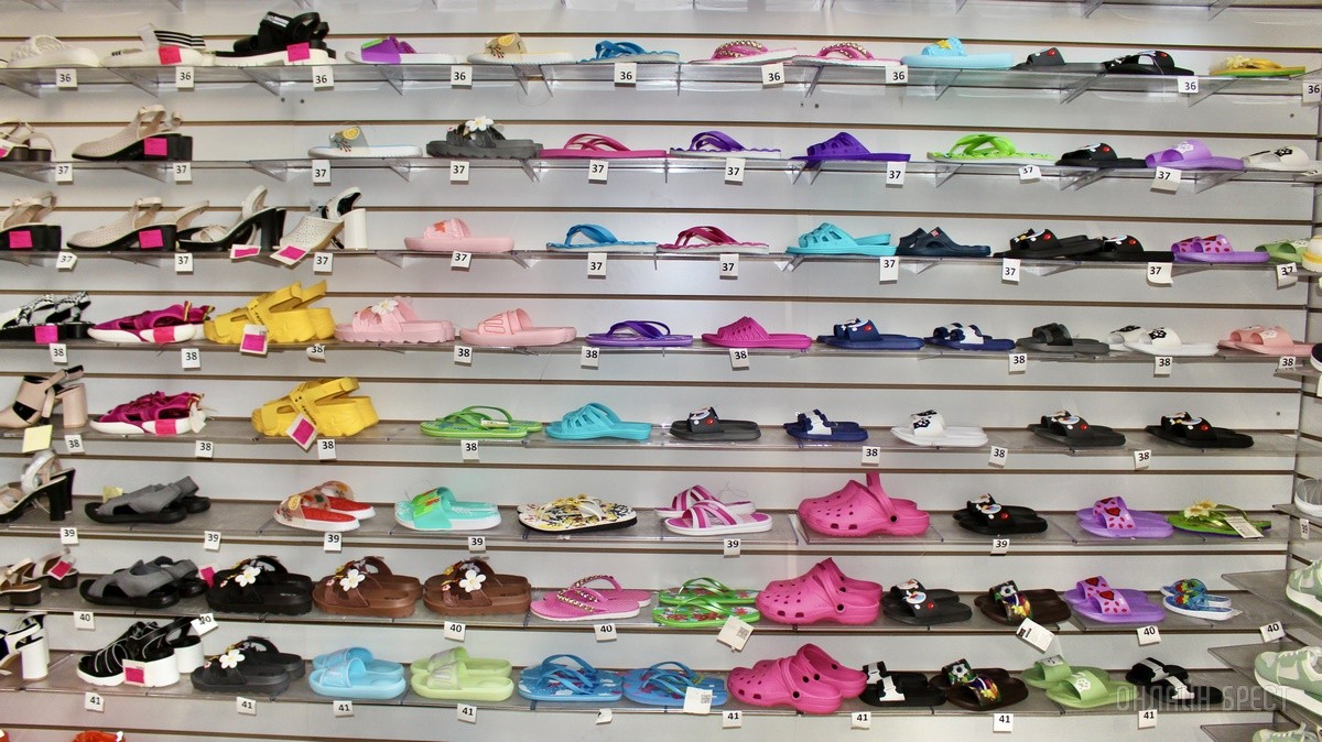 Что нового на просторах брестского магазина «Мегаполис»? Школьная форма, кроссовки, меняющие цвет на солнце, скидка 50% по красному ценнику