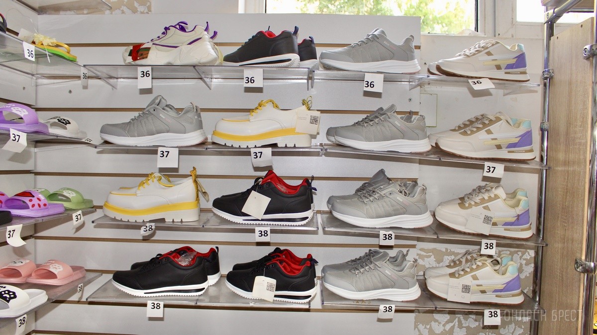 Что нового на просторах брестского магазина «Мегаполис»? Школьная форма, кроссовки, меняющие цвет на солнце, скидка 50% по красному ценнику