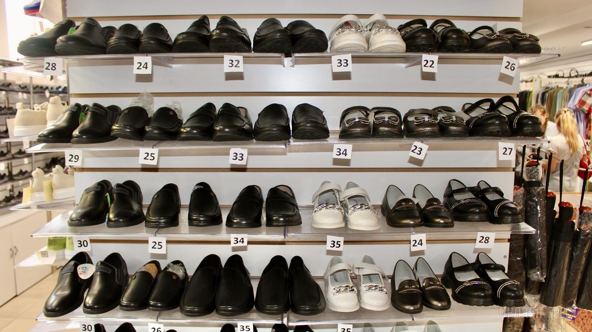 Что нового на просторах брестского магазина «Мегаполис»? Школьная форма, кроссовки, меняющие цвет на солнце, скидка 50% по красному ценнику