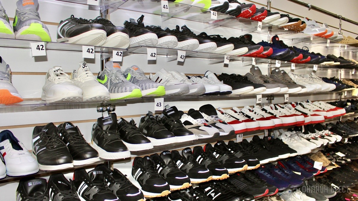 Что нового на просторах брестского магазина «Мегаполис»? Школьная форма, кроссовки, меняющие цвет на солнце, скидка 50% по красному ценнику