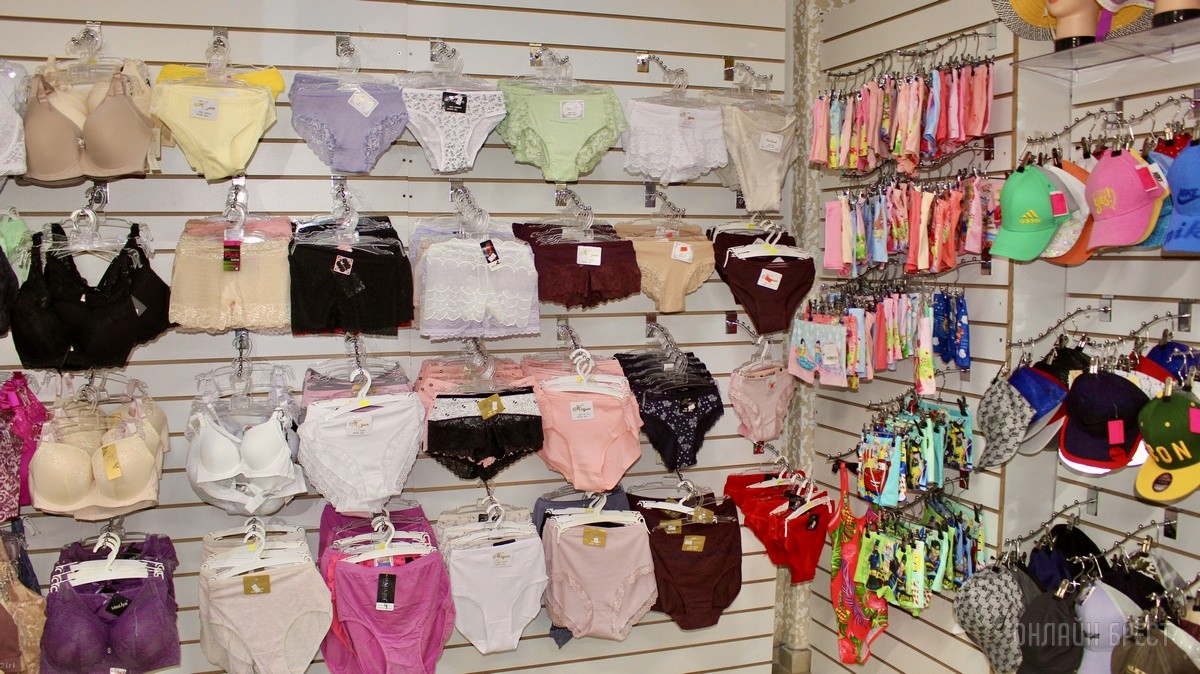 Что нового на просторах брестского магазина «Мегаполис»? Школьная форма, кроссовки, меняющие цвет на солнце, скидка 50% по красному ценнику