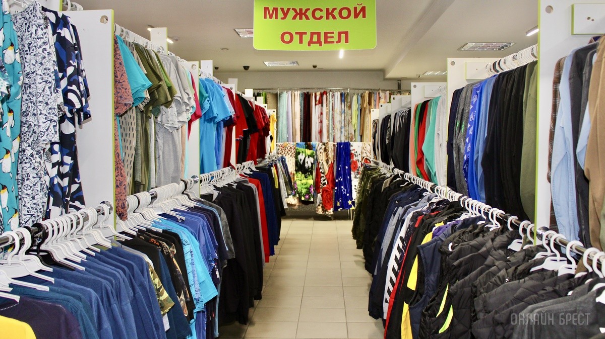 Что нового на просторах брестского магазина «Мегаполис»? Школьная форма, кроссовки, меняющие цвет на солнце, скидка 50% по красному ценнику