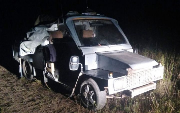 Двое ехали на самодельном автомобиле, а при виде ГАИ бросились бежать. Что было в багажнике?